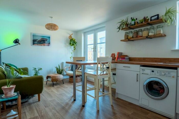 2 Bedroom Flat To Rent In Clos Y Rheilffordd, Barry, CF62