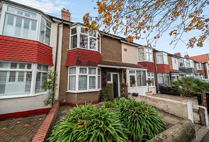 3 Bedroom Detached House For Sale In Glebe Avenue, Mitcham, CR4