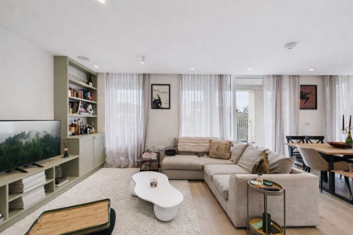2 Bedroom Flat For Sale In Brixton Hill, London, SW2