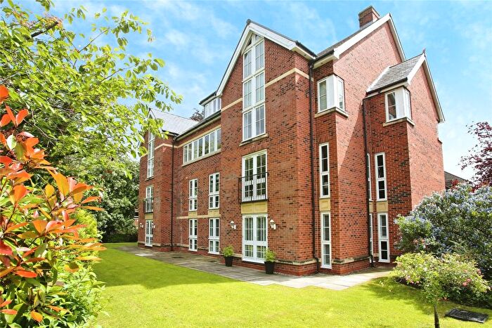 2 Bedroom Flat For Sale In Heaton Moor Road, Stockport, Greater Manchester, SK4