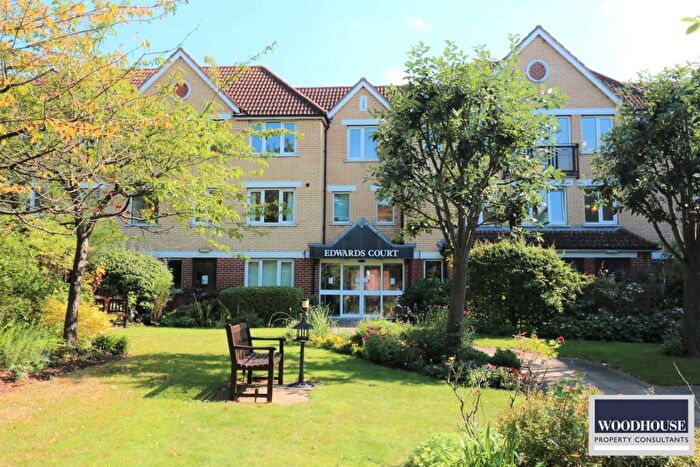 1 Bedroom Apartment For Sale In Turners Hill, Cheshunt, EN8