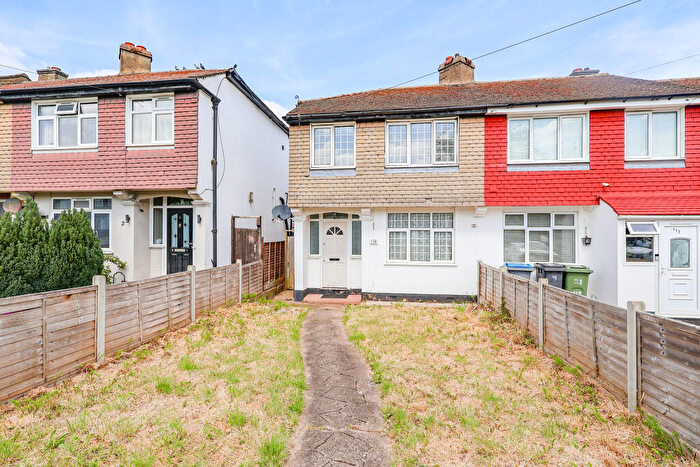 3 Bedroom End Of Terrace House For Sale In Knollmead, Surbiton, KT5