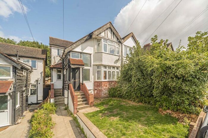 2 Bedroom Maisonette For Sale In Oak Tree Dell, London, NW9