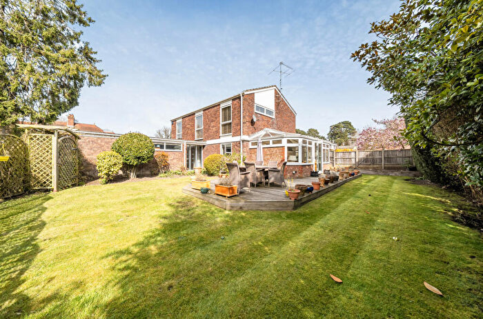 4 Bedroom Detached House For Sale In Shepherds Way, Crowthorne, Berkshire, RG45