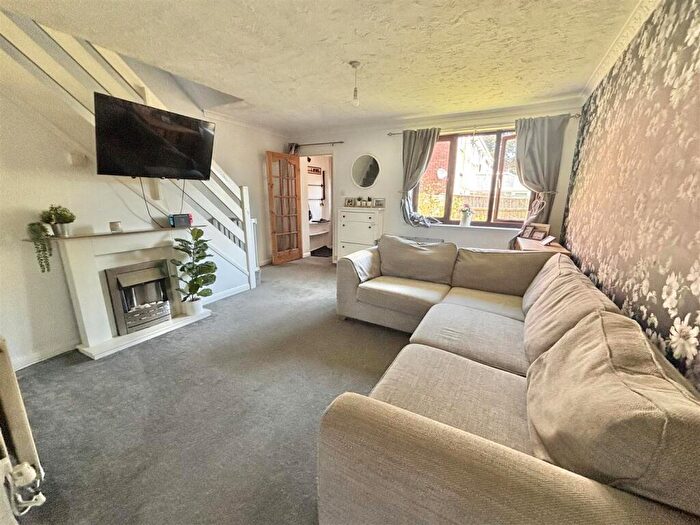 3 Bedroom End Of Terrace House For Sale In Sycamore Close, Creekmoor, BH17 - Photo 5
