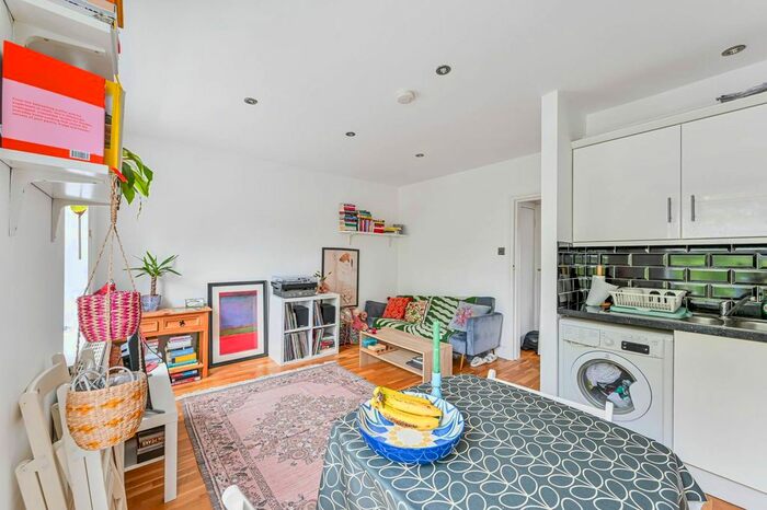 1 Bedroom Flat To Rent In Lordship Lane, East Dulwich, London, SE22