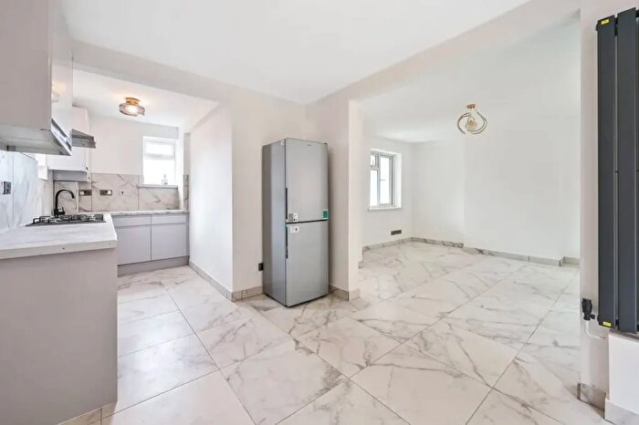 3 Bedroom End Terrace House For Sale In Coppetts Close, London, N12