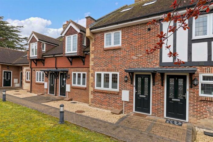 3 Bedroom Detached House To Rent In Tudor Gardens, Worthing, BN11