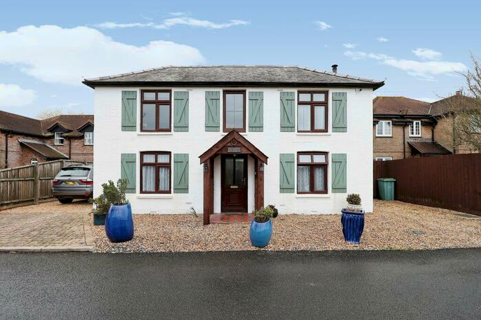 4 Bedroom Detached House For Sale In New Road, Porchfield, Newport, PO30