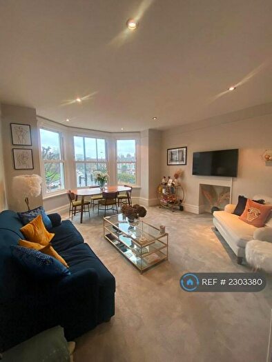 2 Bedroom Flat To Rent In Cavendish Road, London, SW12