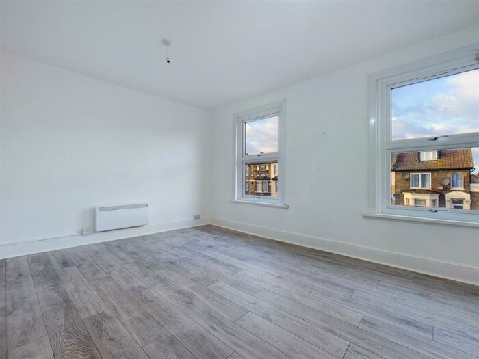 3 Bedroom Apartment To Rent In Lea Bridge Road, Leyton, E10