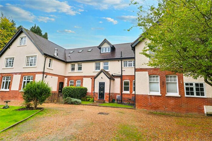 2 Bedroom Apartment For Sale In The Crescent, Farnham, Surrey, GU9