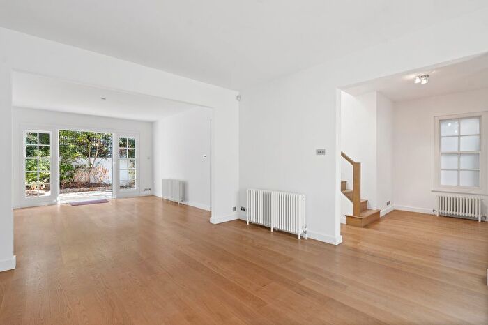 3 Bedroom Property To Rent In Pembroke Gardens Close, Kensington, W8