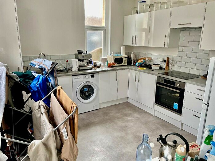 2 Bedroom Flat To Rent In Finchley Road, Westcliff-On-Sea, Essex, SS0