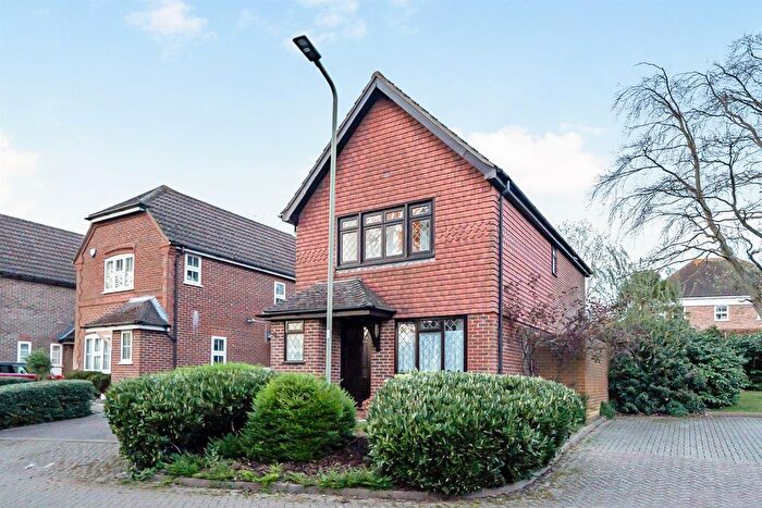 3 Bedroom Link Detached House For Sale In Osborne Close, Barnet, EN4