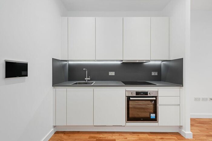 Flat To Rent In Flat Canfield Gardens, NW6