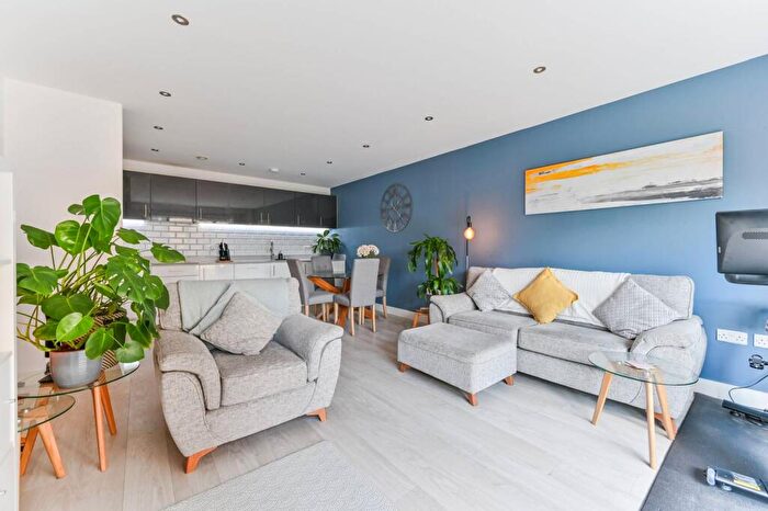 2 Bedroom Flat For Sale In Sylvan Hill, Crystal Palace, London, SE19