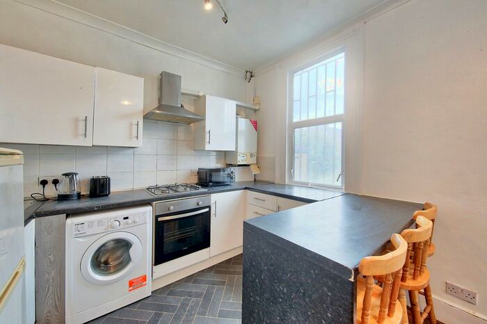 3 Bedroom Flat To Rent In Upper Tooting Road, London, SW17
