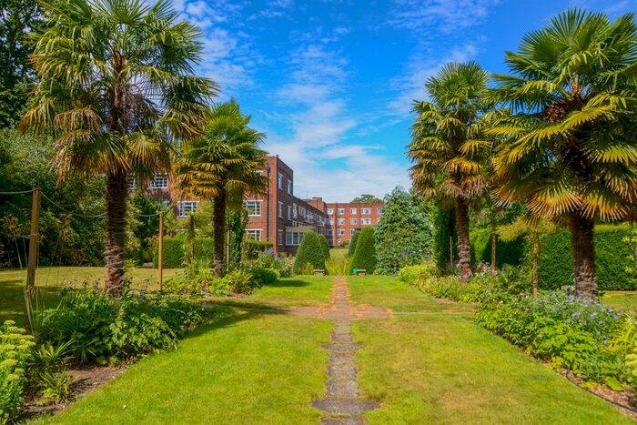 1 Bedroom Flat To Rent In Meadowside, Cambridge Park, Twickenham, TW1