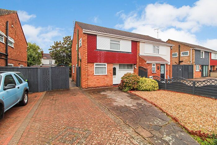 3 Bedroom Semi Detached House For Sale In Brendon Avenue, Bedford, MK41
