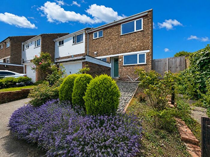 3 Bedroom End Of Terrace House For Sale In Hunts Close, Luton, Bedfordshire, LU1