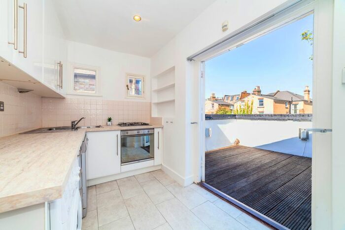 2 Bedroom Flat To Rent In Boundaries Road, Balham, London, SW12