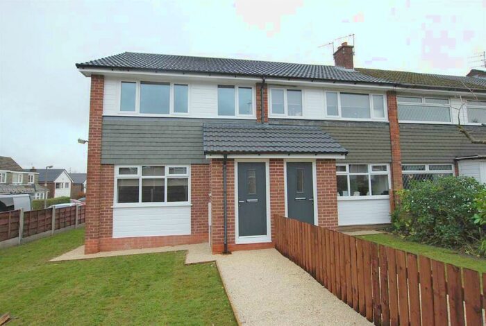 3 Bedroom Town House To Rent In Gorsey Clough Walk, Bury, BL8