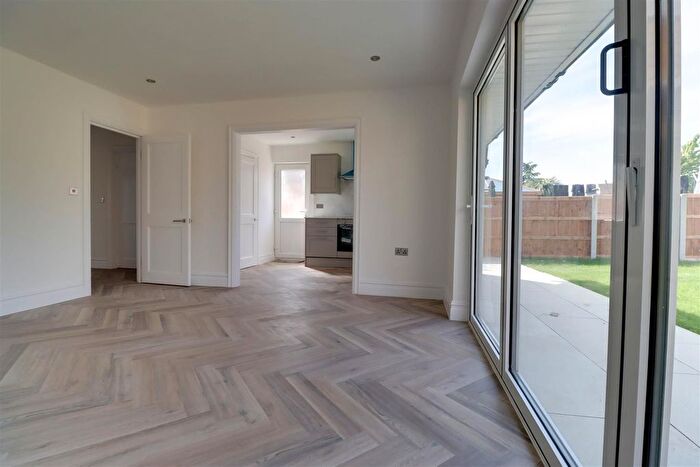 2 Bedroom Semi-Detached Bungalow For Sale In Hengist Gardens, Wickford, SS11