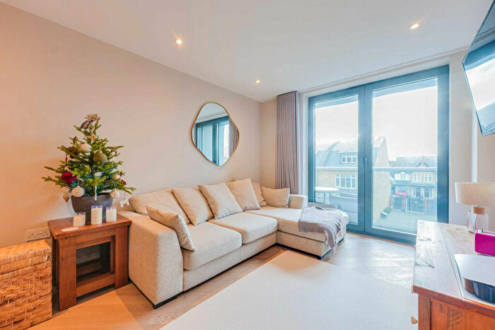 2 Bedroom Flat For Sale In Leigh Road, Leigh On Sea, SS9