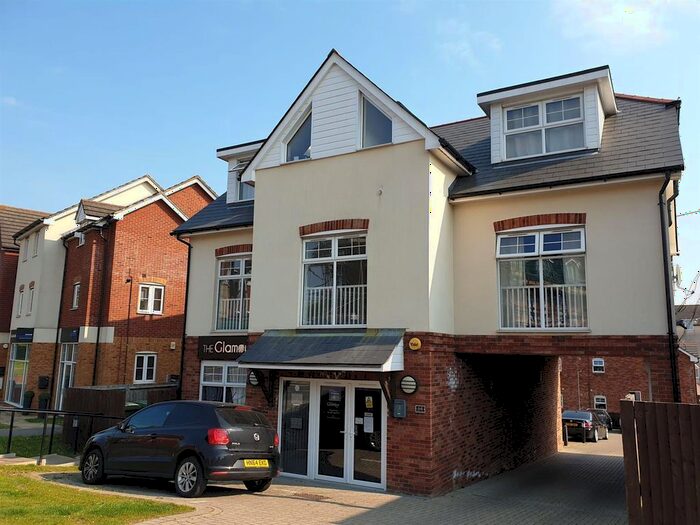 2 Bedroom Flat To Rent In Botley Road, Park Gate, Southampton, SO31