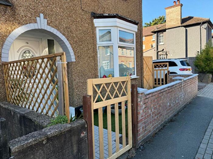 4 Bedroom Semi Detached House For Sale In Green Road, London, N20