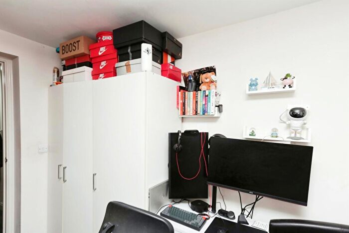 2 Bedroom Flat For Sale In Commonwealth Drive, Crawley, RH10