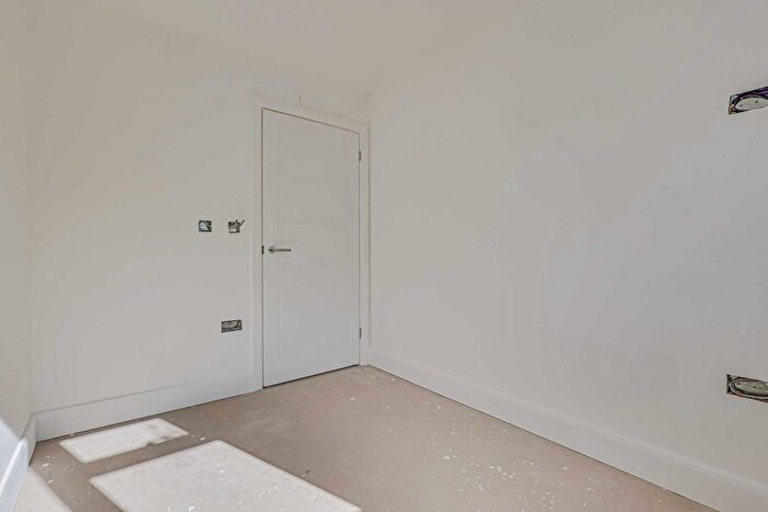 2 Bedroom Bungalow For Sale In Leamington Road, Hockley, SS5