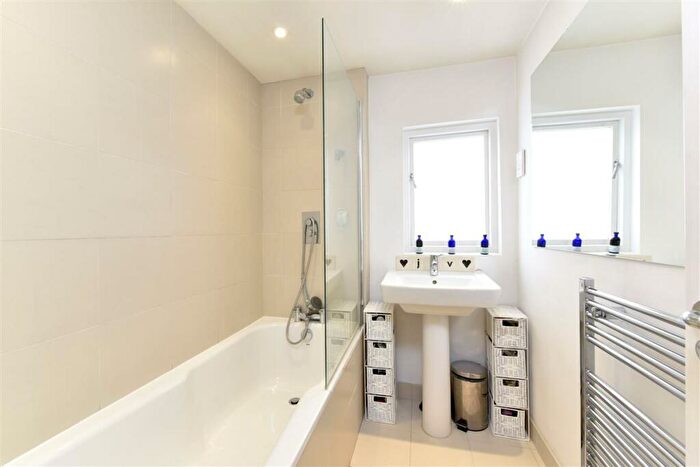 2 Bedroom Flat For Sale In Rosenau Road, SW11