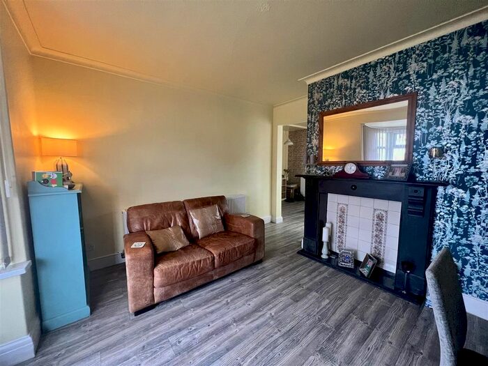 3 Bedroom Detached House To Rent In Halliday Grove, Armley, Leeds, LS12