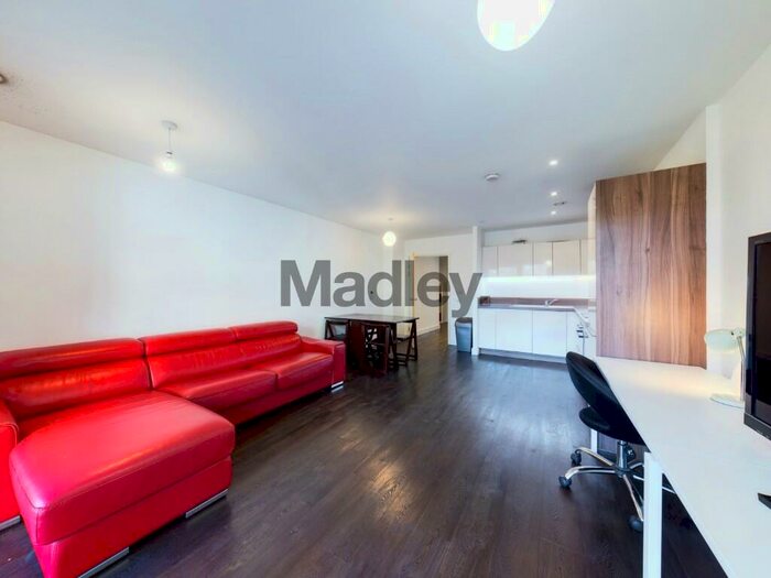 3 Bedroom Flat To Rent In Pell Street, London, SE8