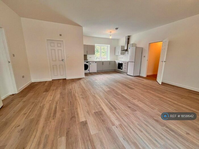 2 Bedroom Flat To Rent In High Street, Ongar, CM5