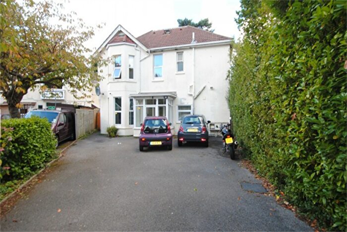 2 Bedroom Flat To Rent In Bedroom Second Floor Flat In Meyrick Park, BH3