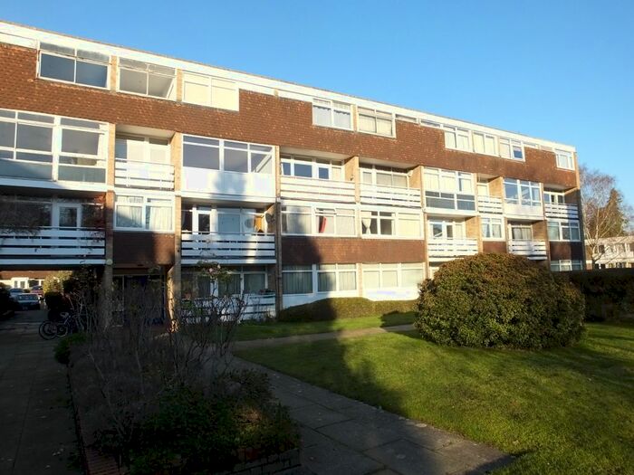 3 Bedroom Flat To Rent In Hillview Court, Woking GU22