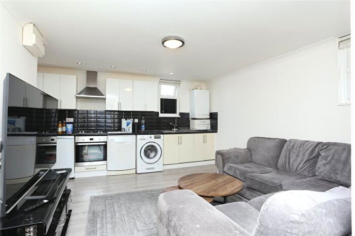 2 Bedroom Flat For Sale In Faversham Road, Catford, London, SE6