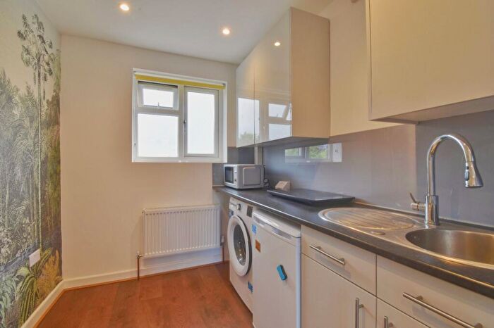 Apartment To Rent In Great Elms Road, Hemel Hempstead, Hertfordshire, HP3