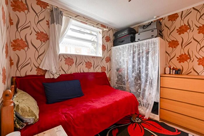 1 Bedroom Bungalow For Sale In Cornford Grove, Balham, London, SW12