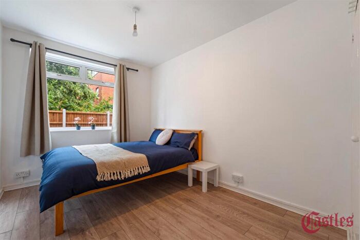 3 Bedroom Flat For Sale In Butfield House, Stevens Avenue, London, E9 - Photo 6