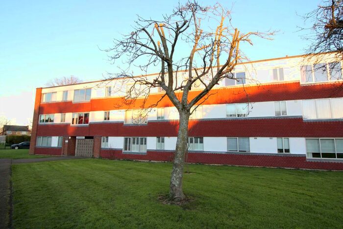 3 Bedroom Flat To Rent In Thaynesfield, Potters Bar, EN6