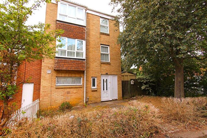 4 Bedroom Semi-Detached House To Rent In Snowbell Square, Northampton, NN3