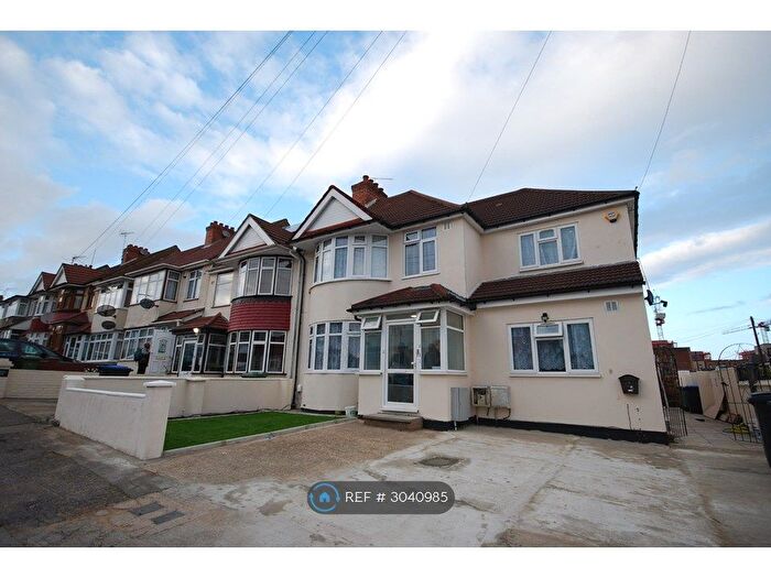 3 Bedroom Flat To Rent In Woodside Avenue, Wembley, HA0