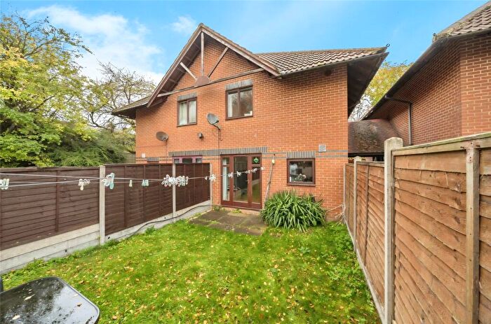 1 Bedroom Terraced House For Sale In Aynscombe Close, Dunstable, Bedfordshire, LU6