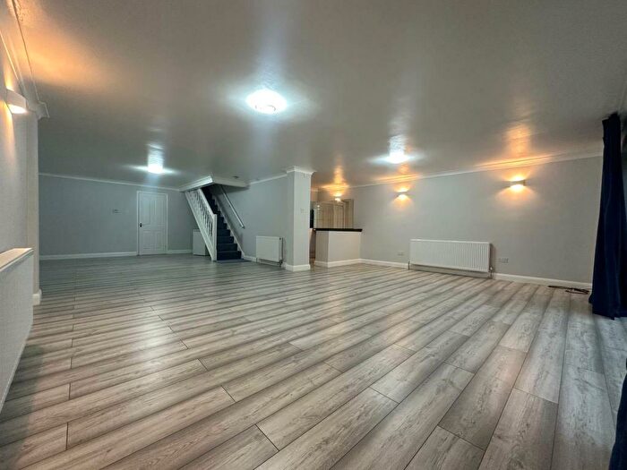 3 Bedroom Semi-Detached House To Rent In Slough, Berkshire, SL2