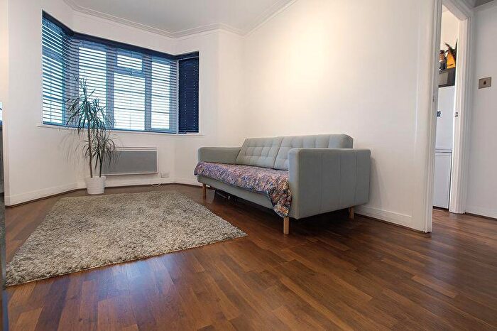 1 Bedroom Flat To Rent In Bed Flat - Shoot Up Hill, NW2