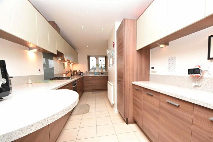 5 Bedroom Link Detached House For Sale In Waterstone Way, Greenhithe, Kent, DA9